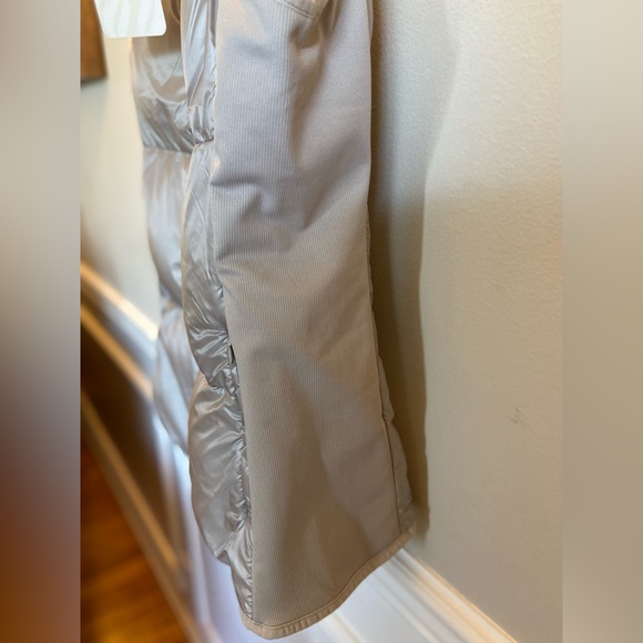 NWT Fabletics silver lightweight puffy vest - Picture 4 of 6